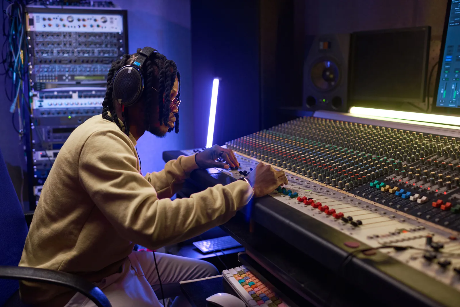 digital mixing console vs analog — professional studio photograph